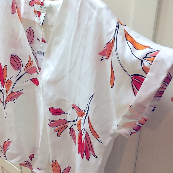 BOGO 💞 Forever 21 Contemporary white floral top - Picture 2 of 3